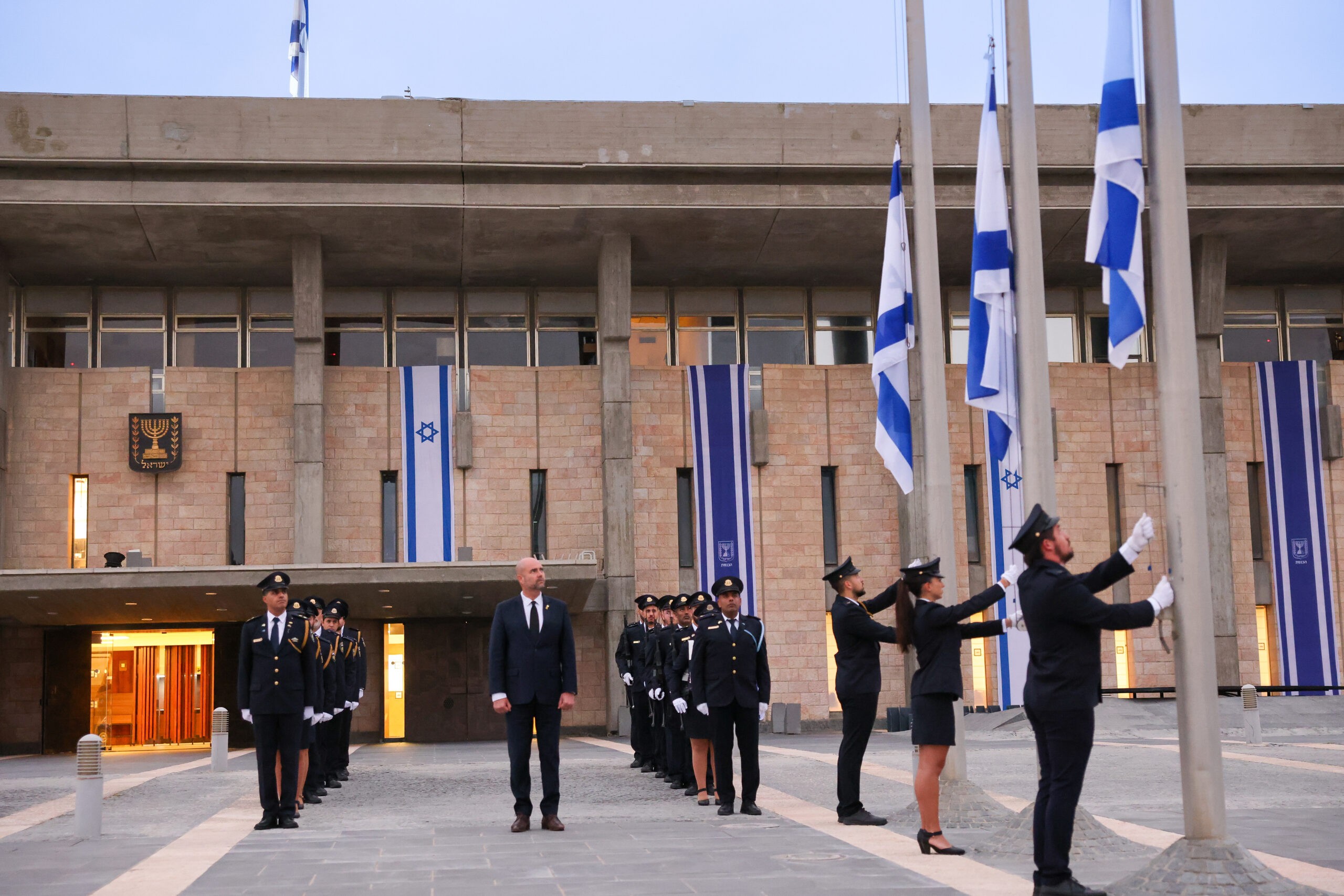 הדגלים בכנסת הורדו לחצי התורן, יוקרן אור צהוב על הבניין