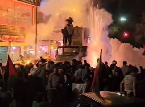 הכל זה מלמעלה: זיקוקים התפוצצו על איראנים שחגגו את התקיפה | צפו