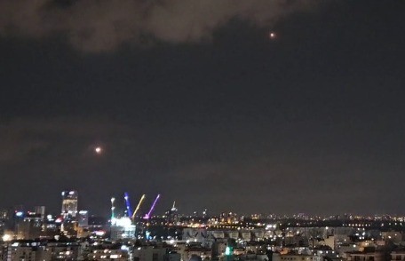 פיצוצים בשמי תל אביב בעקבות השיגורים מלבנון | צפו בתיעודים