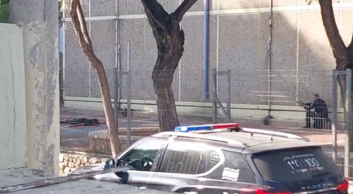 שב"ח נעצר באיומי אקדח בביה"ס בפתח תקווה | צפו בתיעוד