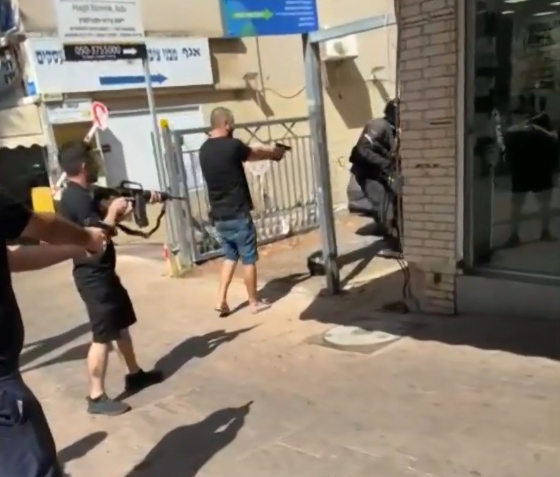 "שכב! שכב על הרצפה!": תיעוד דרמטי ממעצר החשוד בפיגוע בחדרה