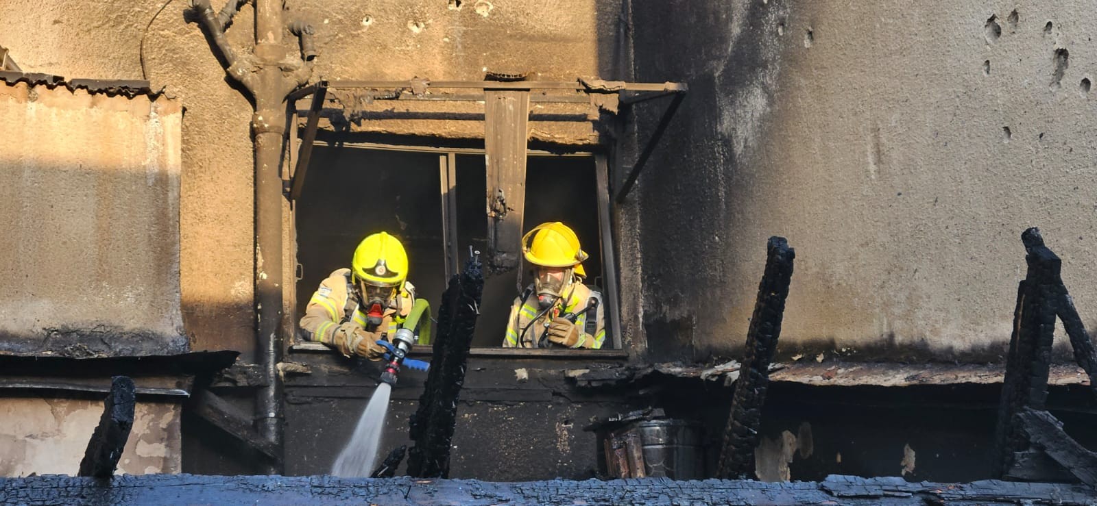 שריפות פרצו במבנים ובשטחים פתוחים באזורים רבים | תיעוד