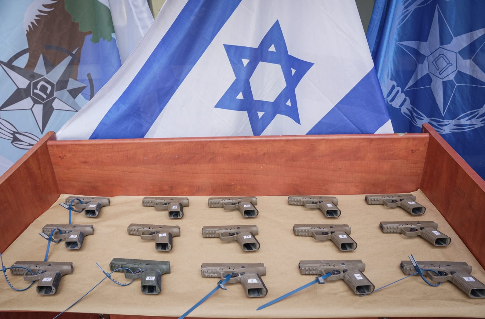סוכל משלוח של 15 אקדחים שנתפסו בזמן מעצר על כביש 6
