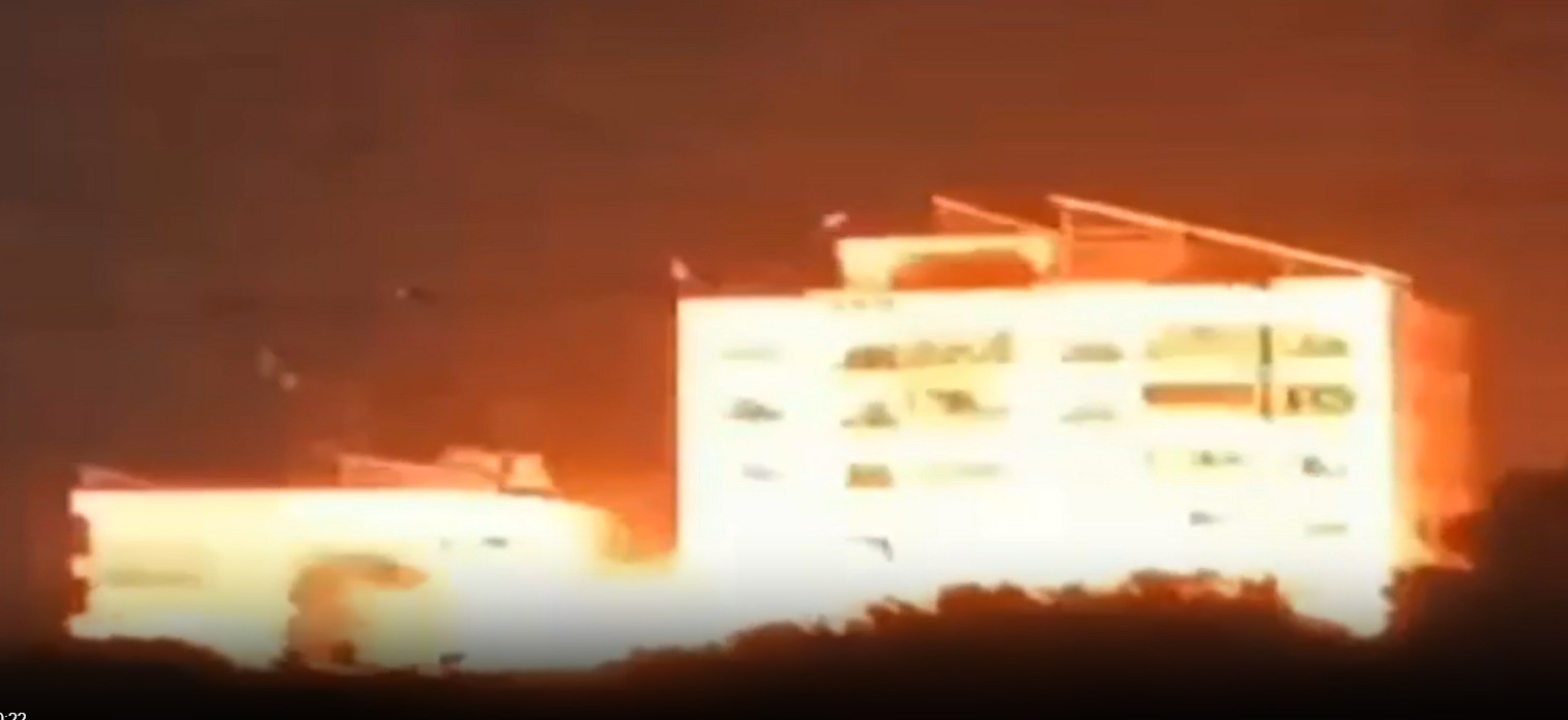 תיעוד דרמטי: כך קרס תחתיו בניין רב קומות בתקיפה מדויקת