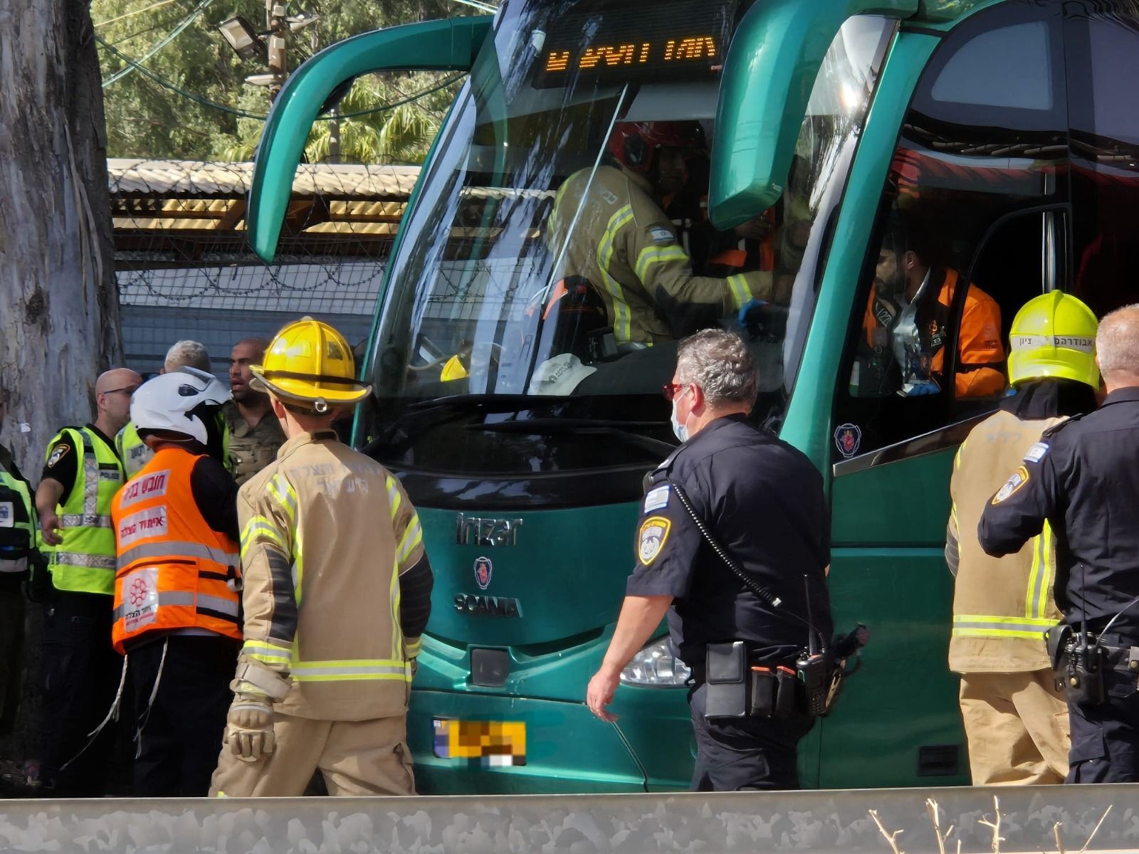נהג המשאית האיץ לעבר אוטובוס שהוריד נוסעים ליד בסיס גלילות