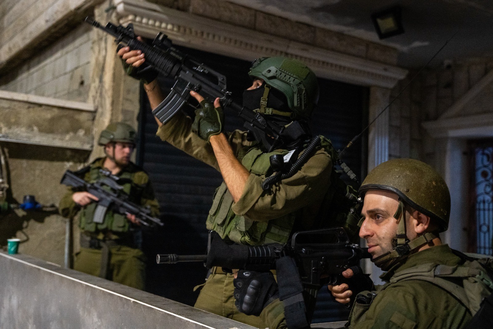 במהלך פעילות צבאית: מחבלים השליכו מטענים לעבר כוחותינו