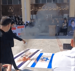 תומכי חיזבאללה ניסו להצית דגל ישראל וזה מה שקרה | צפו