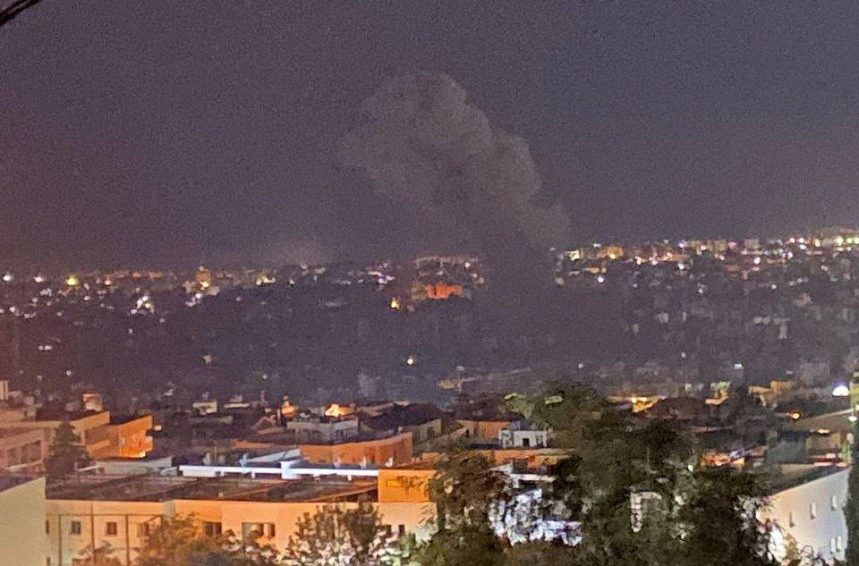 אש ותימרות עשן: תיעוד מתקיפות חיל האוויר בדאחייה שבביירות