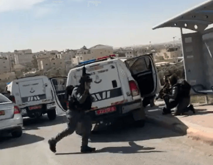 ההפקרות בדרום: חמושים יורים מגג, השוטרים נאלצו לתפוס מחסה