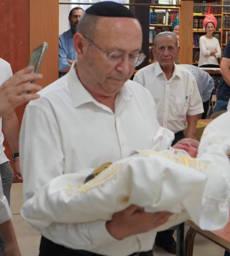 הפיגוע בגלילות: שורד השואה סופד בהלוויה לבנו בן ה-72 שנרצח