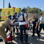 משאית פגעה בתחנת אוטובוס סמוך לגלילות, עשרות נפגעים במקום