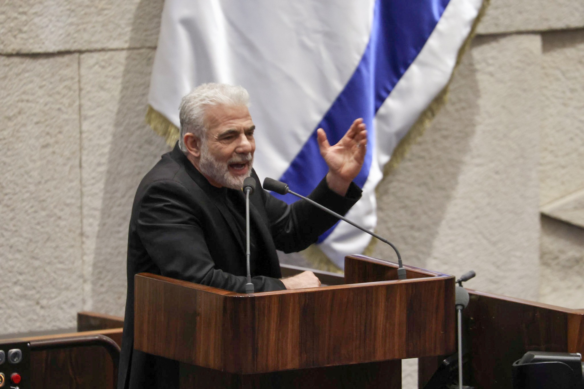 יאיר לפיד במופע חוסר מודעות בכנסת | צפו