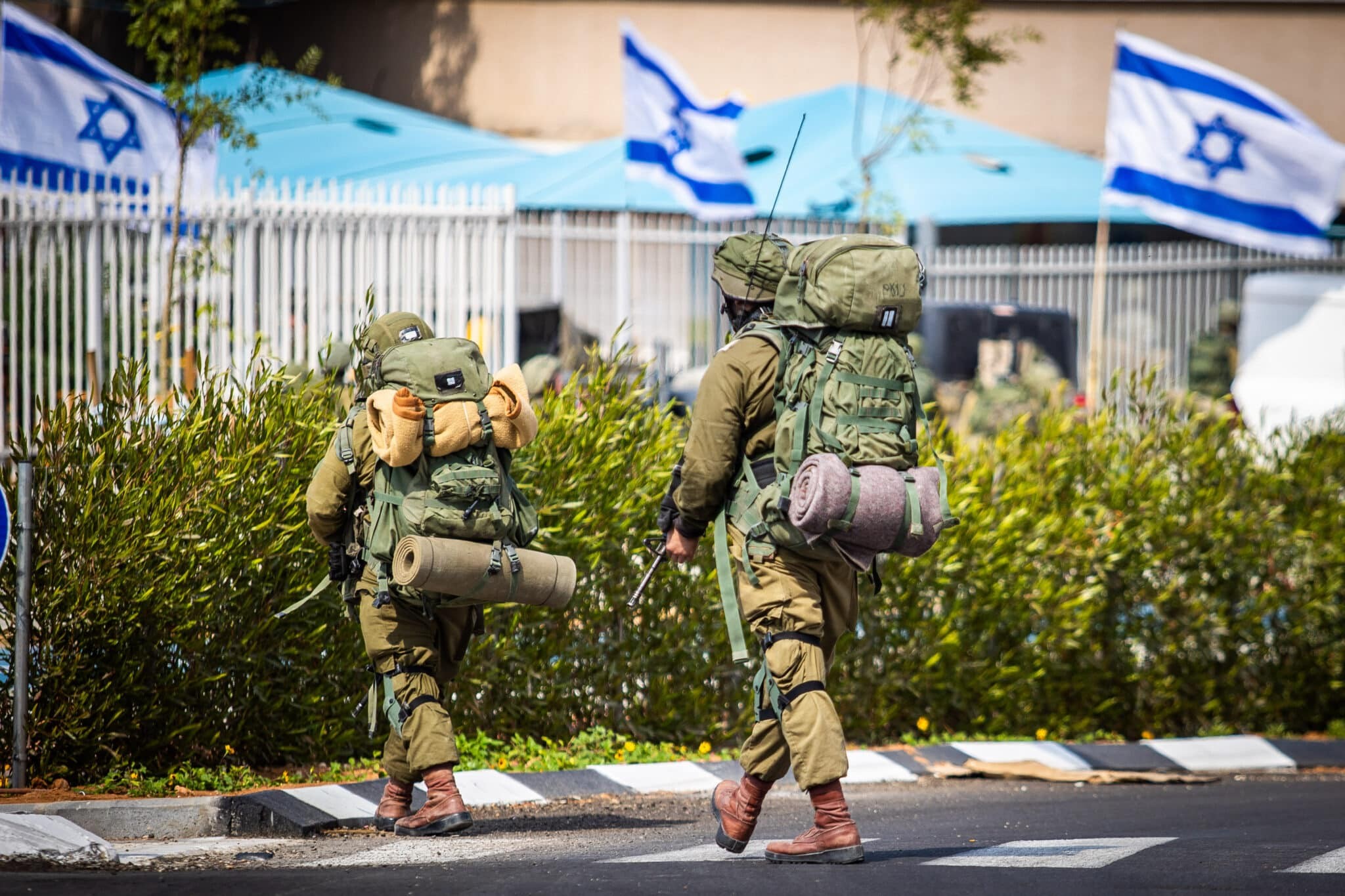 הלוחמים שמנעו בגופם טבח נרחב, ופינוי הפצועים תחת אש כבדה