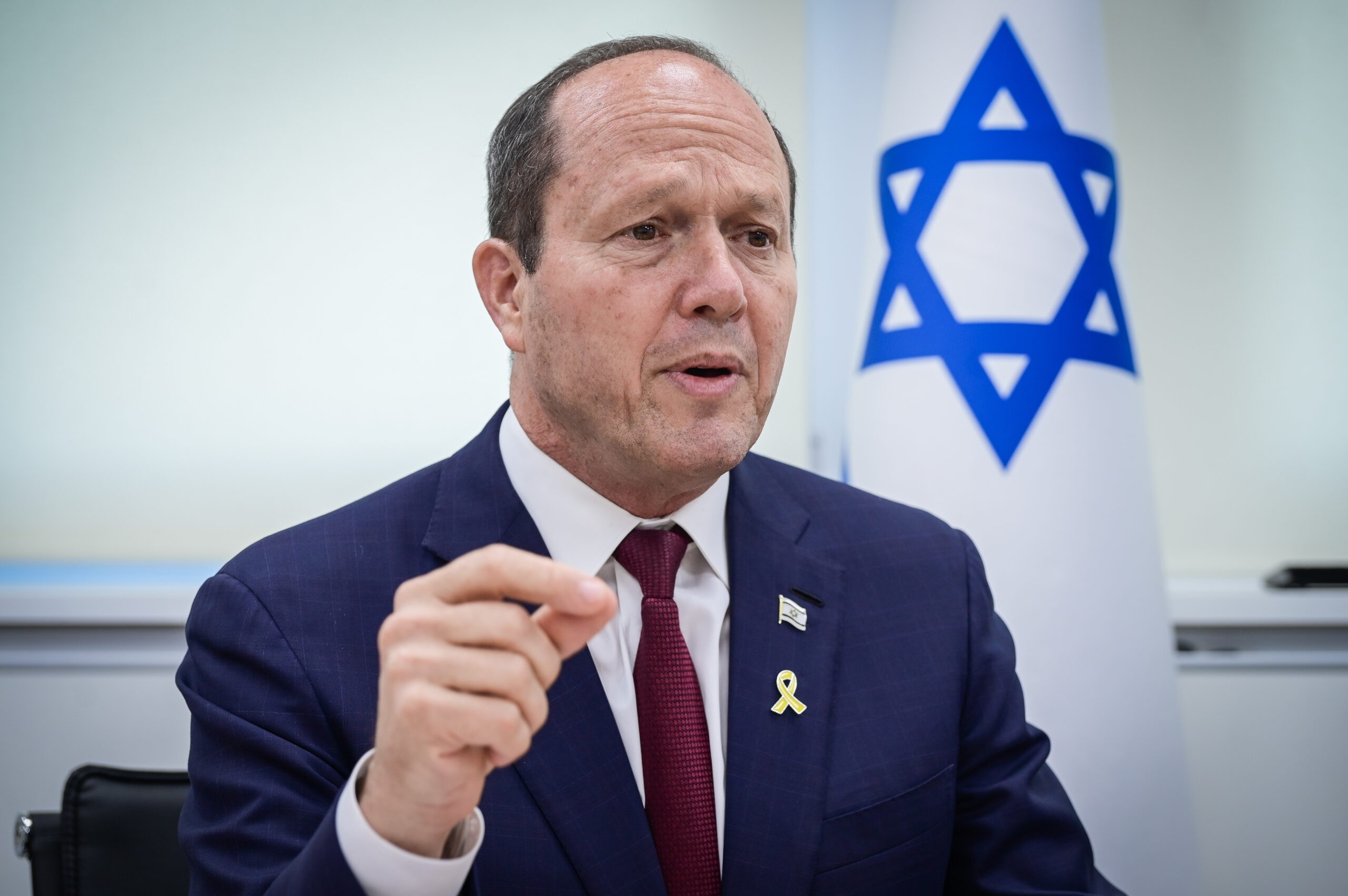 צפו: התגובה של השר ניר ברקת לערוץ 12 ששברה את הרשת