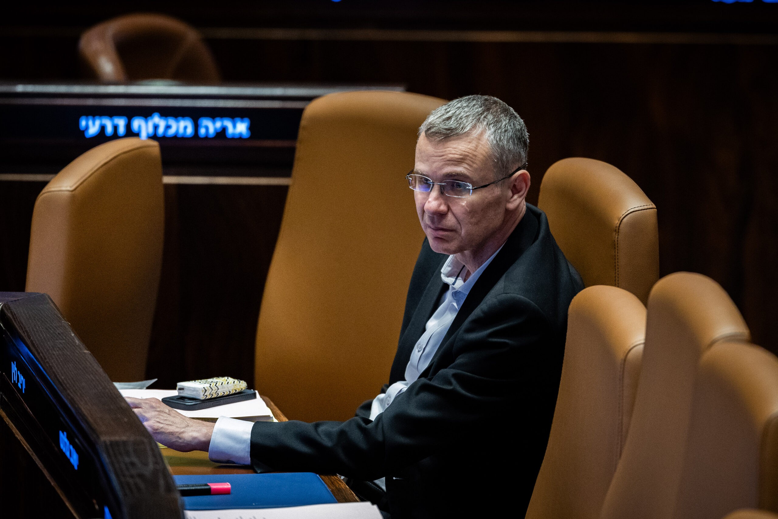 השר לוין: לא אתראיין בערוץ 12 עד שיתנצל בפני לוחמי כח 100