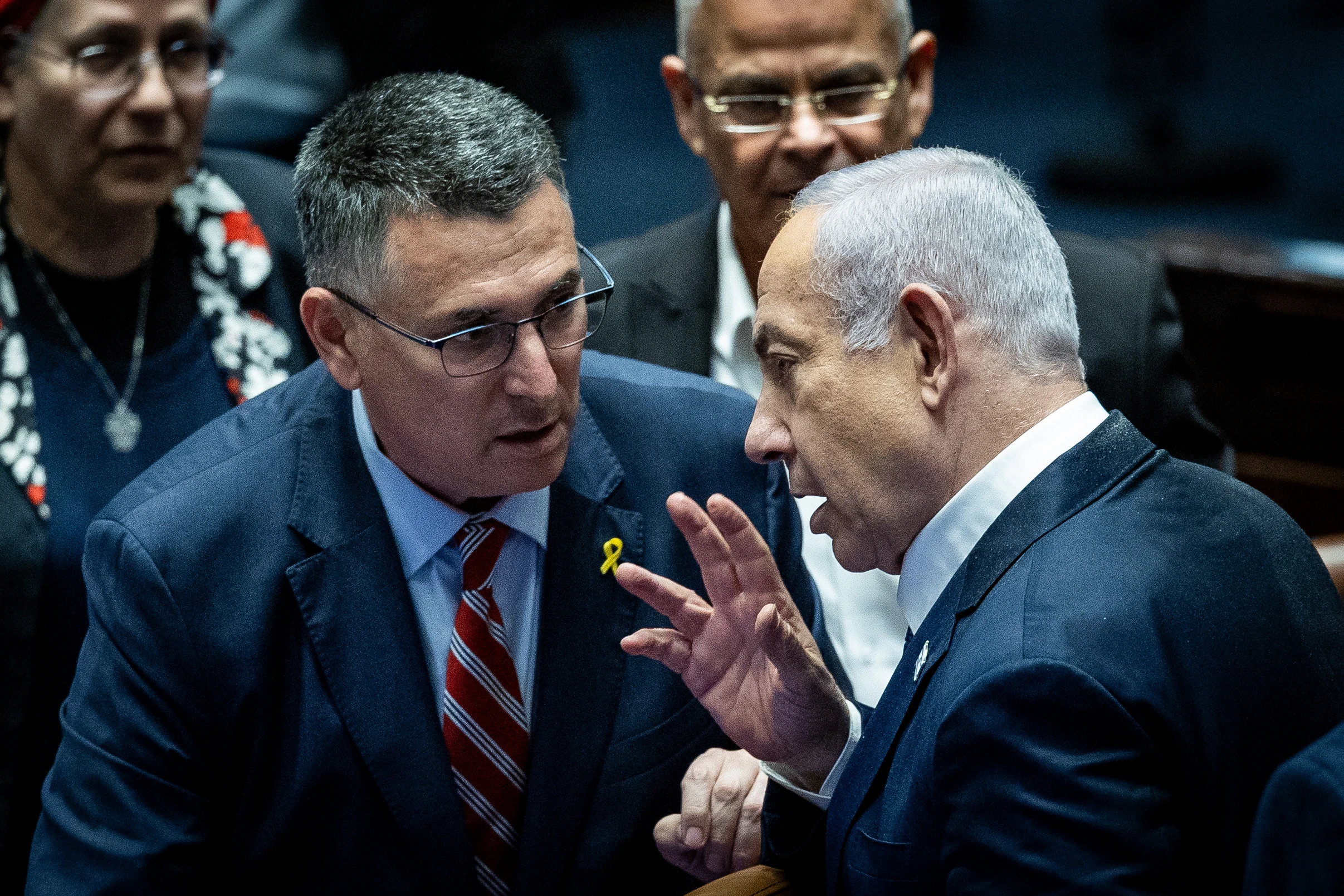 בכירים בליכוד מאשימים: שר החוץ סער סוחט את רה"מ נתניהו