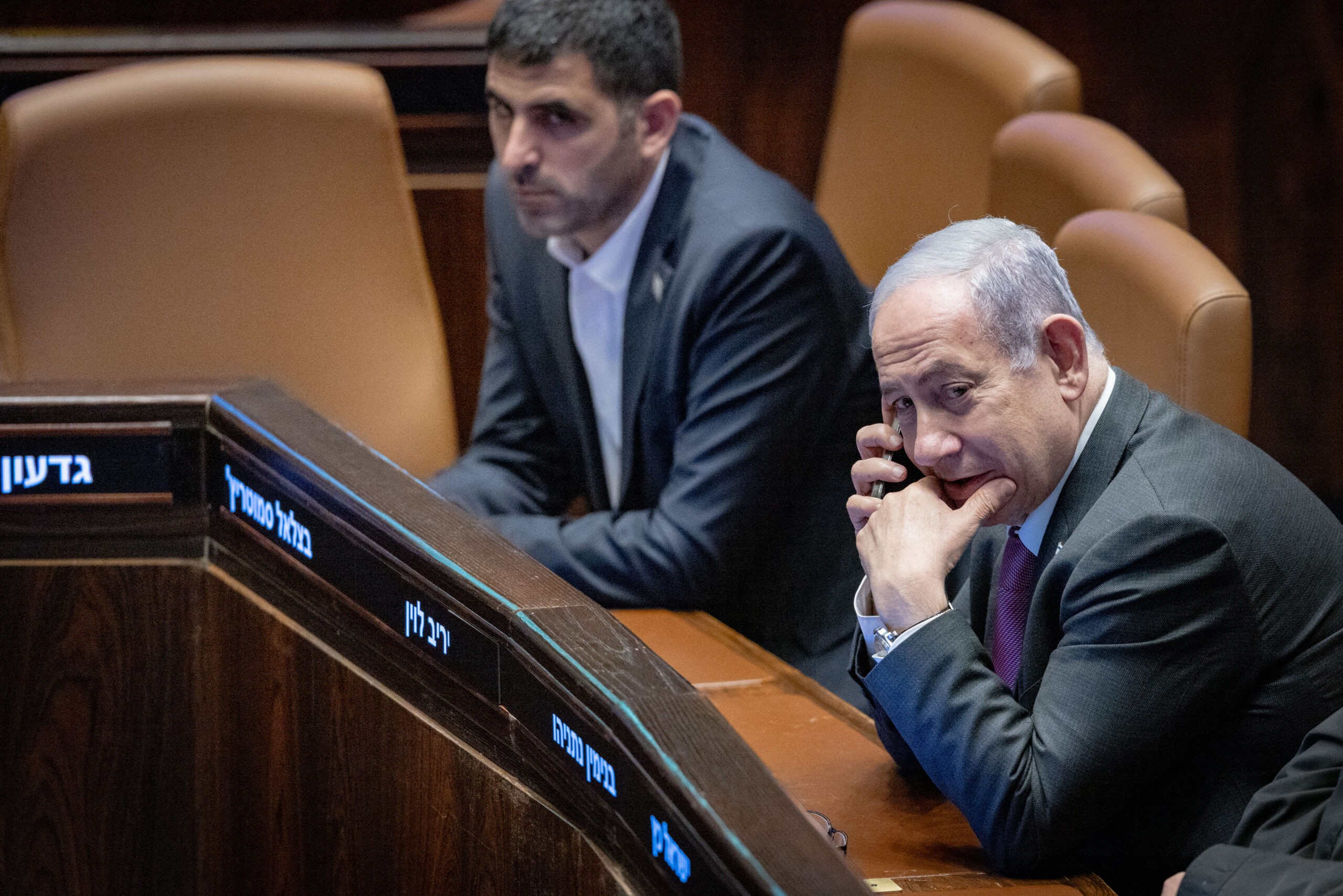רה"מ מקיים מרתון שיחות כדי לשכנע חתימה על ההסכם עם חיזבאללה
