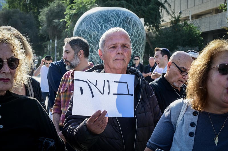 כתב אישום יוגש נגד פלדשטיין, מחאות מתקיימות מחוץ לביהמ"ש
