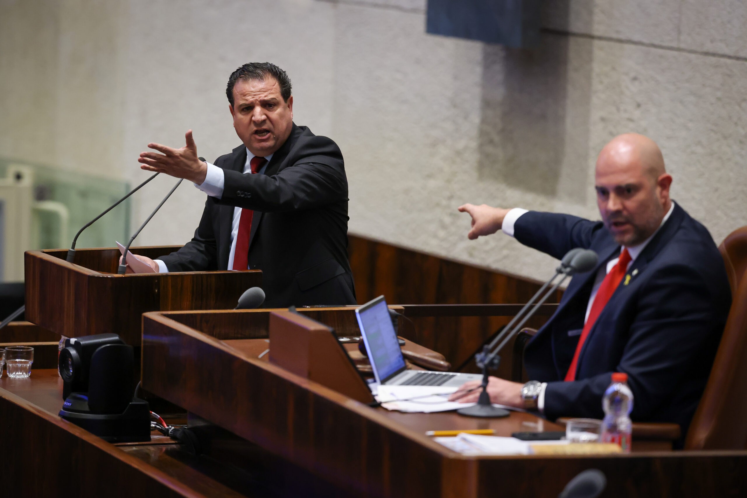 לאחר התמיכה בחמאס: דרישה מהח"כים להתאחד כדי להדיח את עודה