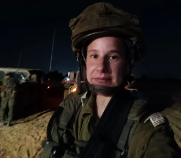 מדים ירוקים וכיסוי ראש: בת 38 התגייסה לשלב ב' במהלך המלחמה