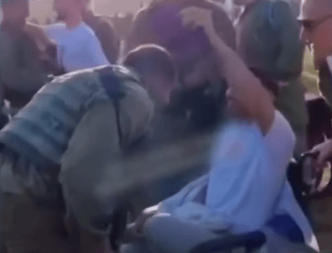 תיעוד מצמרר: הלוחם שנפצע אנושות מעניק לאחיו הקטן את הכומתה