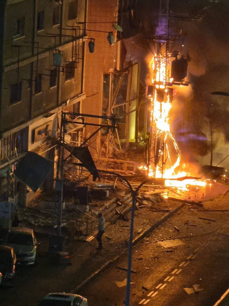 שלושה פצועים כתוצאה מנפילה באזור רמת גן, שריפה פרצה במקום