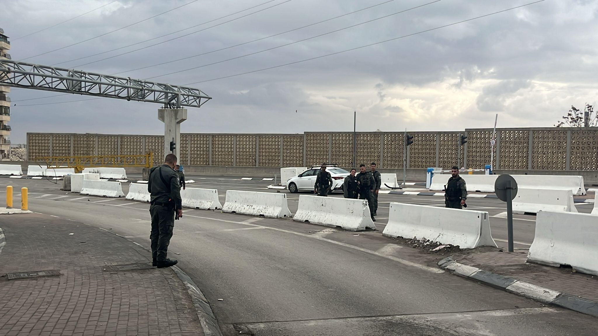 המחבל החביא תיק סמוך למחסום, התקדם לעבר הכוחות - ונוטרל