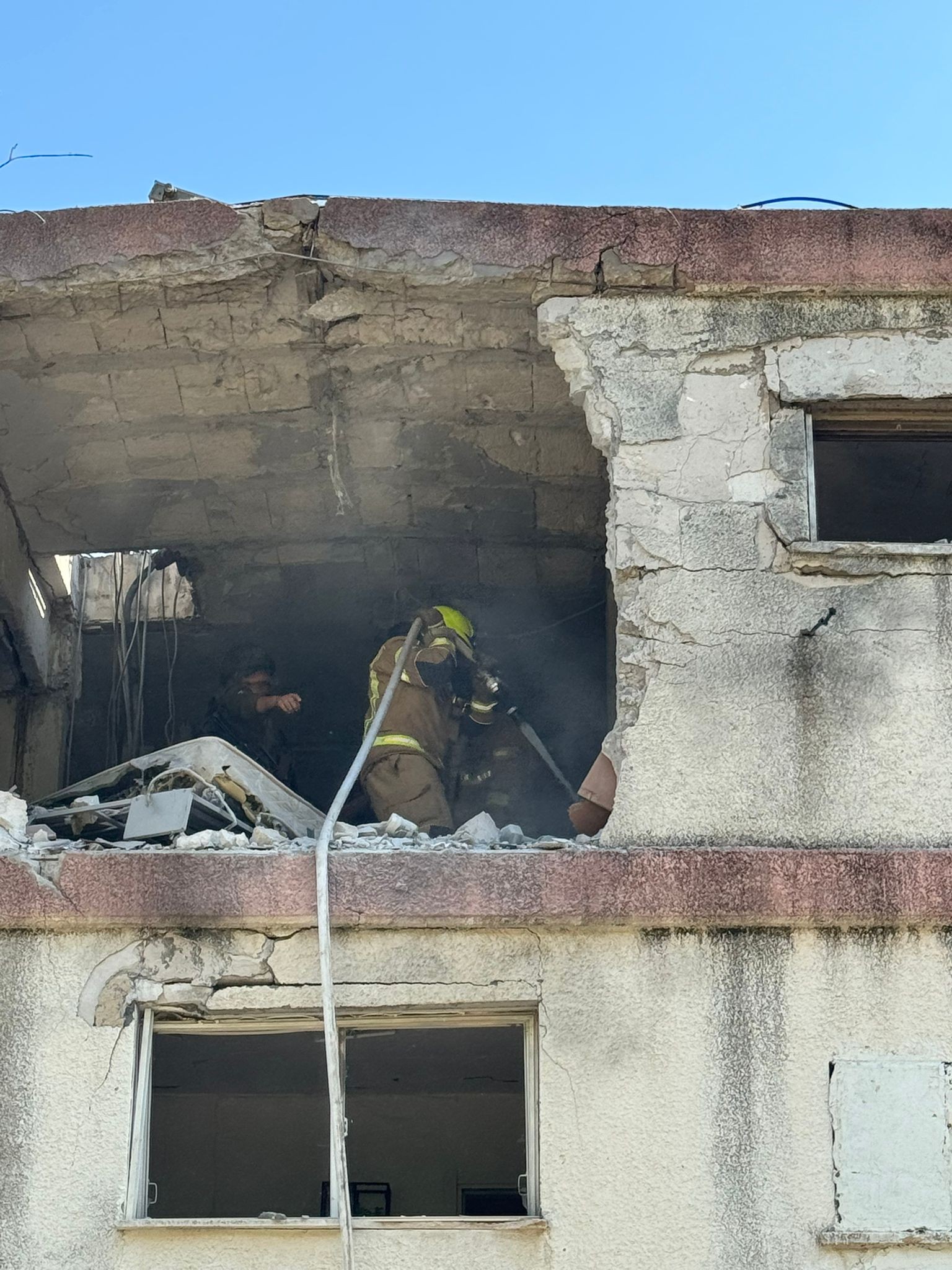 פגיעה ישירה בבניין מגורים בקריית שמונה | תיעוד