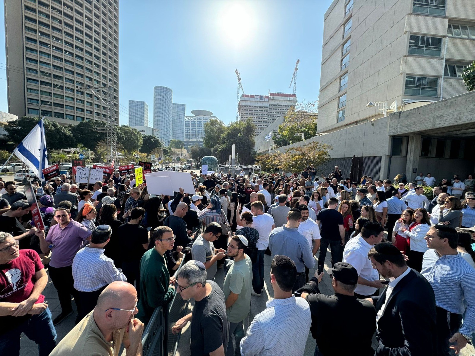 זעם בהפגנה על העוול לעצורים: "תנאים גרועים משל הנוח'בות"
