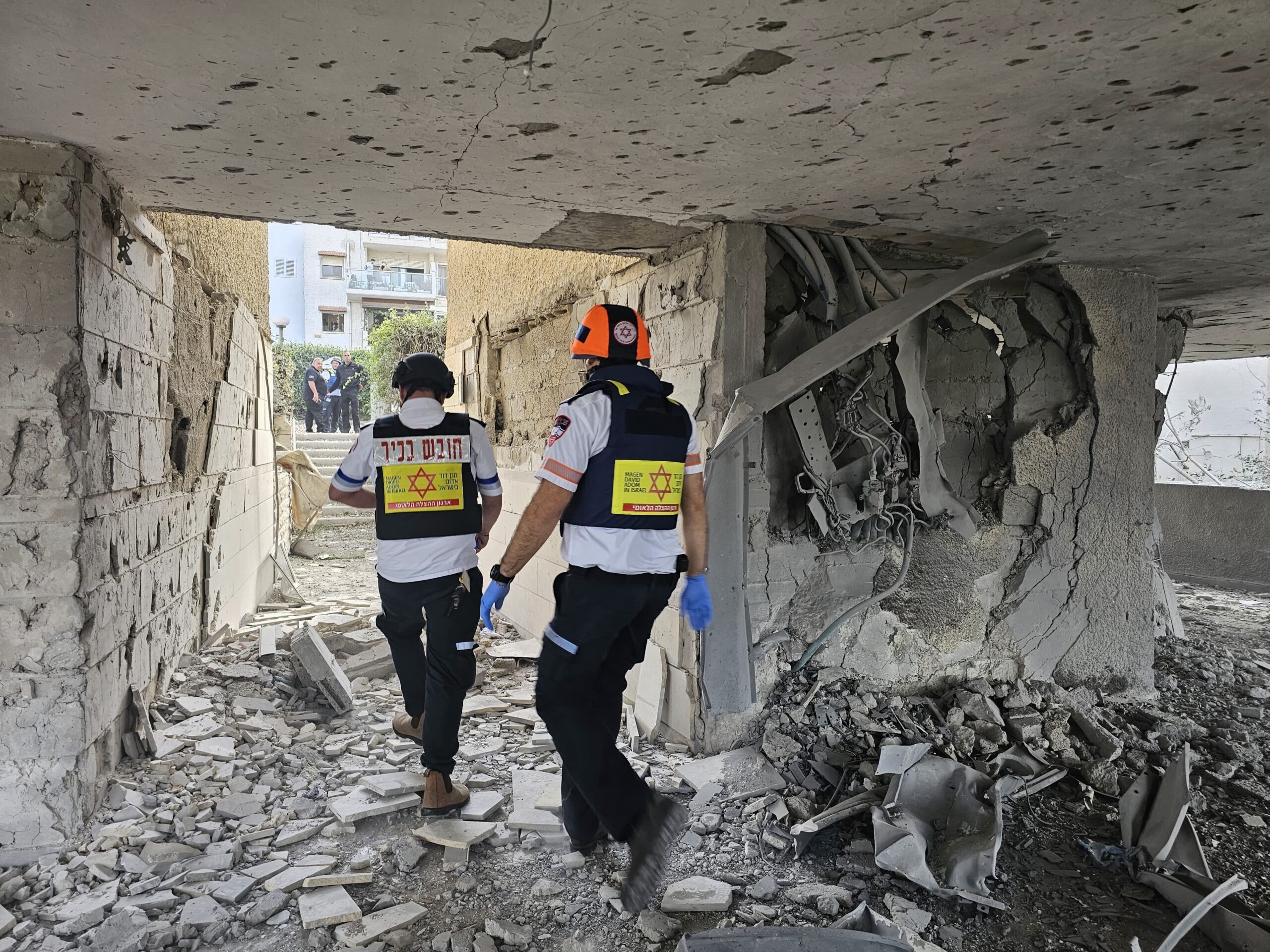 חיפה: 2 פצועים מרסיסים בעקבות פגיעה ישירה בבניין