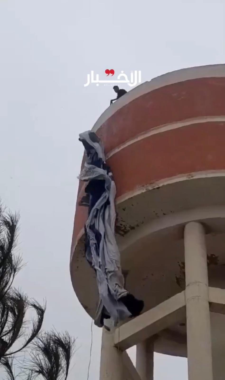 תיעוד מרתיח של תושבי דרום לבנון מורידים דגל ישראל ממגדל מים