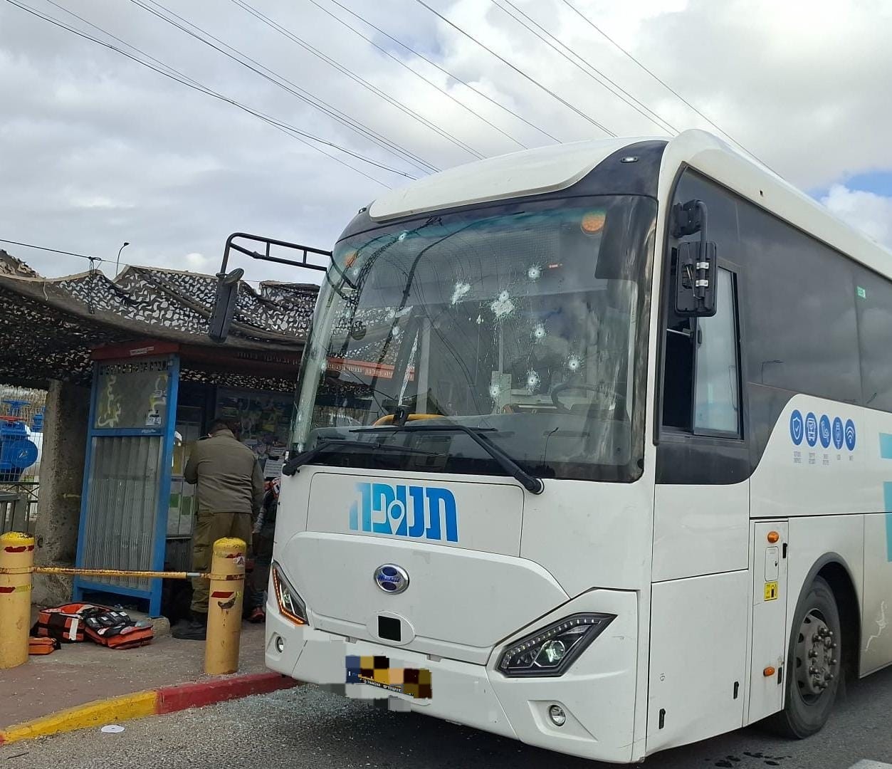 המחבל פותח באש, הלוחמים מגיבים מהר: תיעוד הפיגוע בצומת גיתי