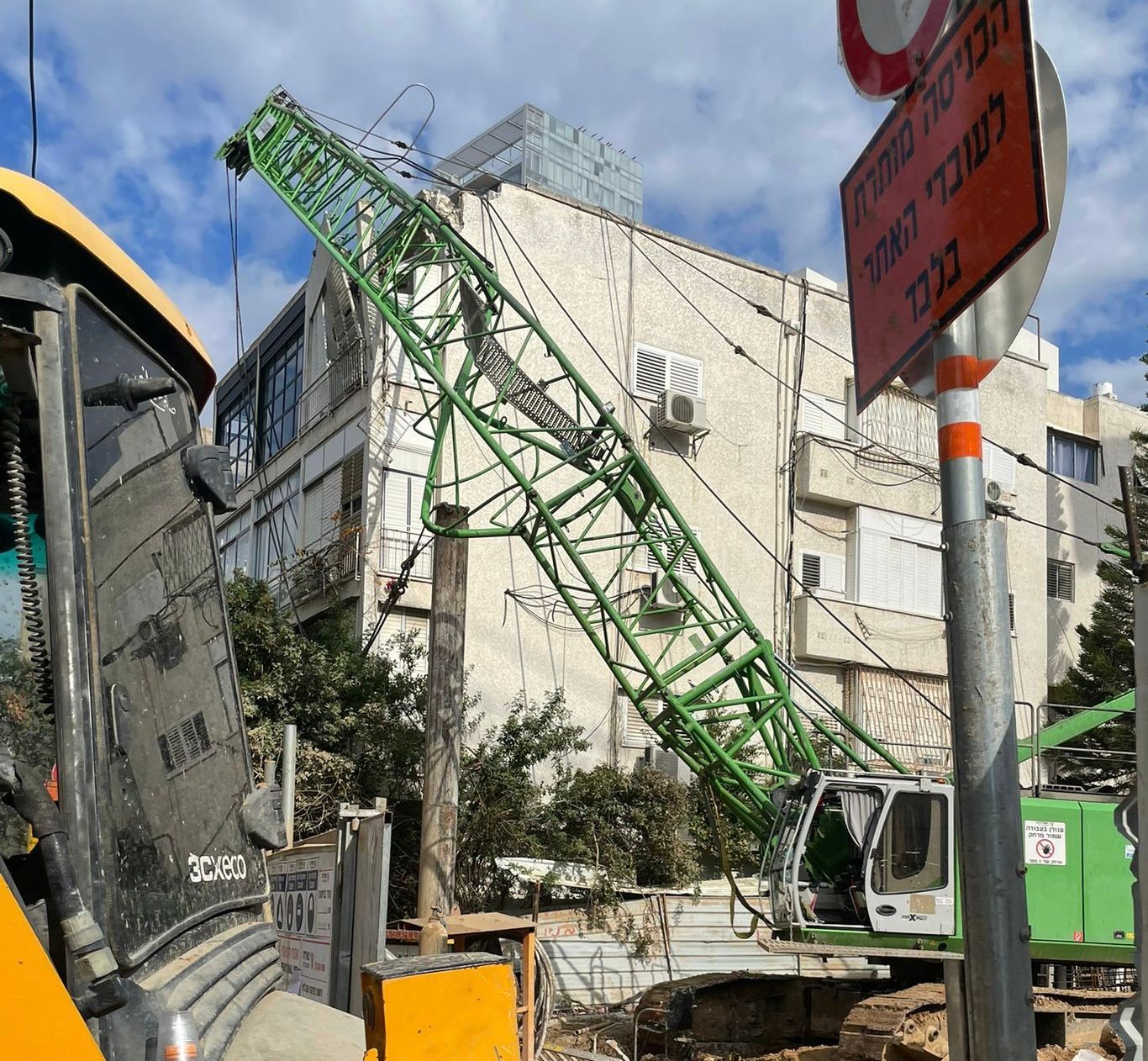 אירוע חריג בתל אביב: עגורן קרס על מרפסת, דיירי הבניין פונו