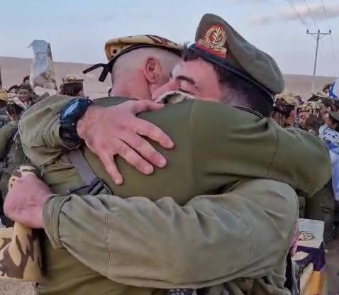 מרגש: כשהקצין הבכיר הפתיע את בנו הלוחם במסע כומתה | צפו