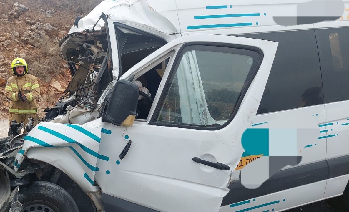 פצוע קשה בתאונת דרכים בשומרון בין משאית לרכב הסעות