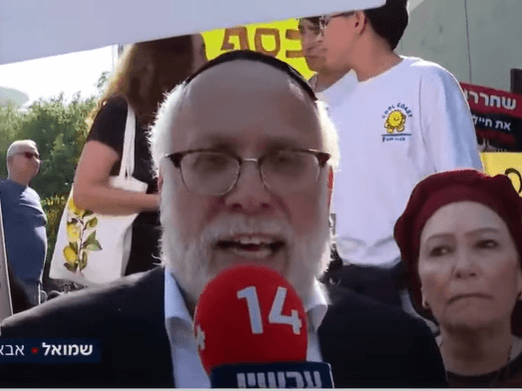 אביו של נגד המילואים מחוץ לביהמ"ש: "האמת בסוף תצא לאור"