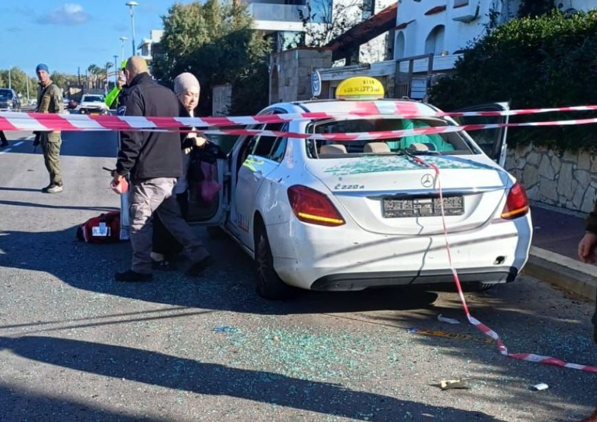 נהריה תחת אש: תיעוד המונית שנפגעה מרסיסים במטח האחרון