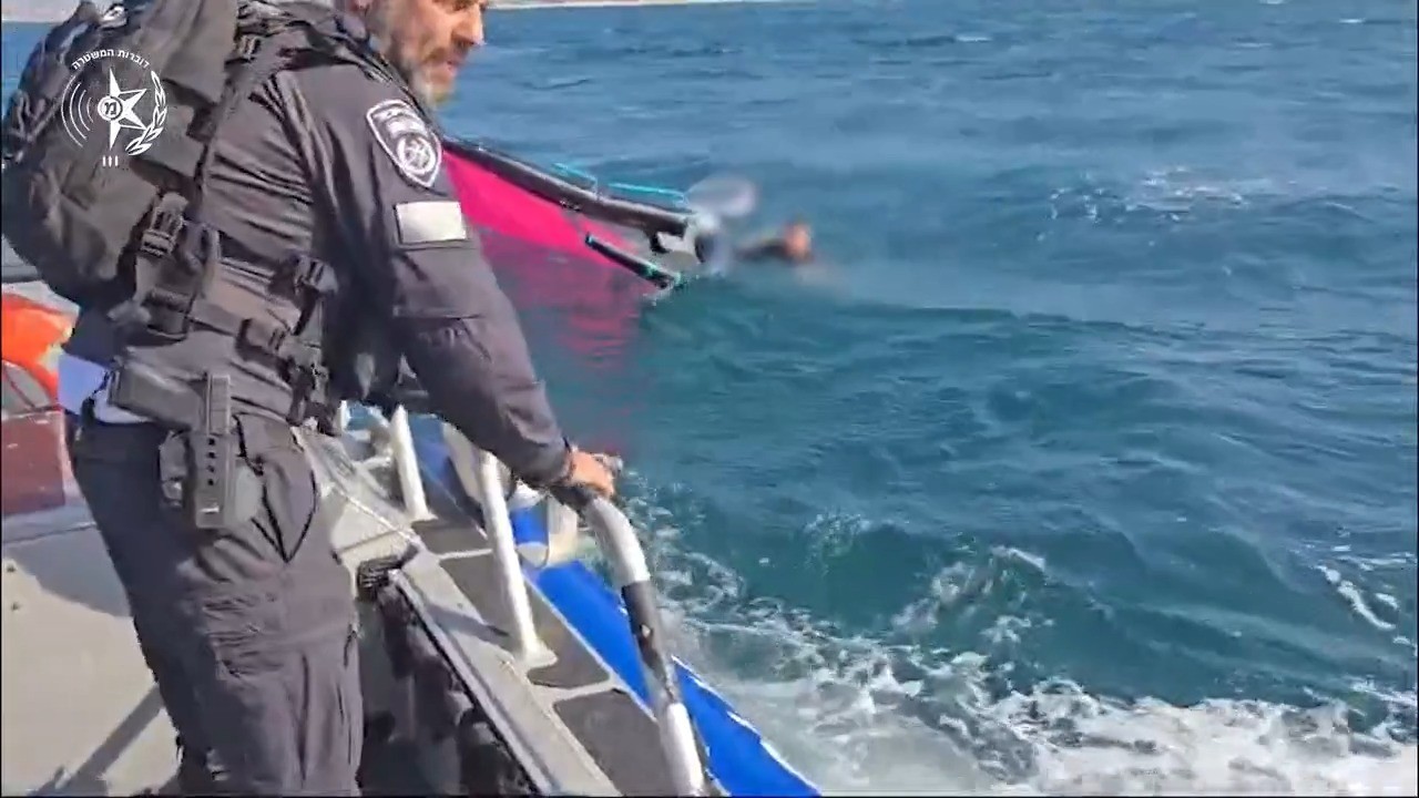 גולש גלים בן 17 נסחף ללב ים וחולץ בשלום | תיעוד החילוץ