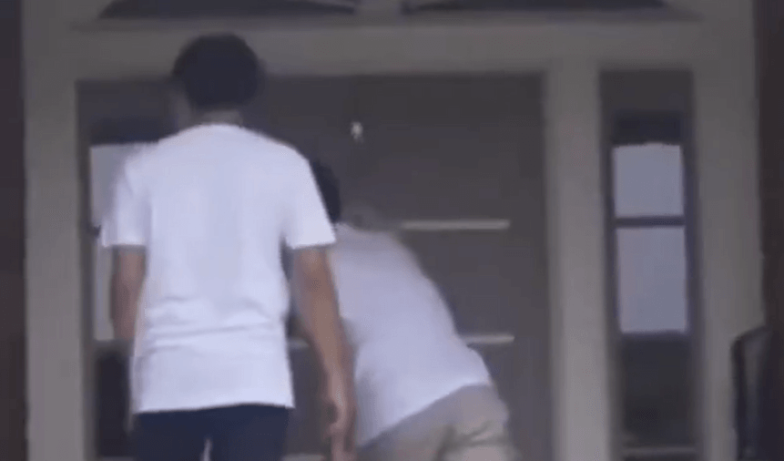 מחופש לפעיל דמוקרטי הציע למצביעים לארח פליטים - כך הם הגיבו
