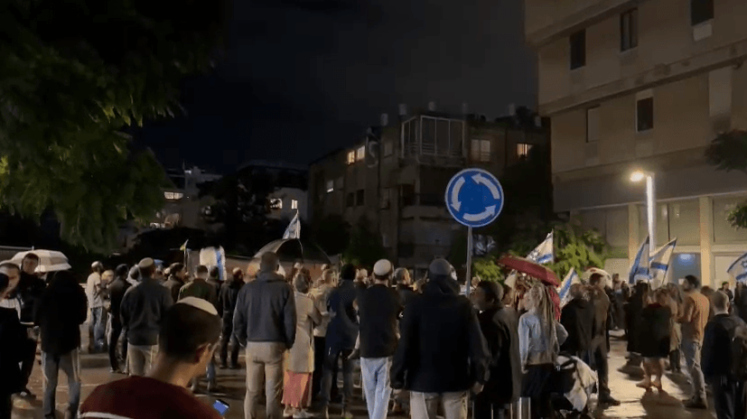 המונים הגיעו למחות מול ביתה של היועמשי"ת בדרישה שתתפטר