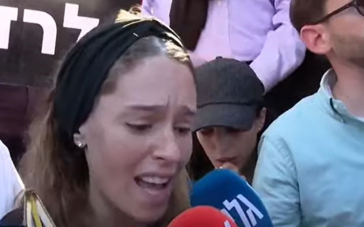 מאות מפגינים מחוץ לביהמ"ש בת"א, אשת הנגד: "הוא עשה רק טוב"