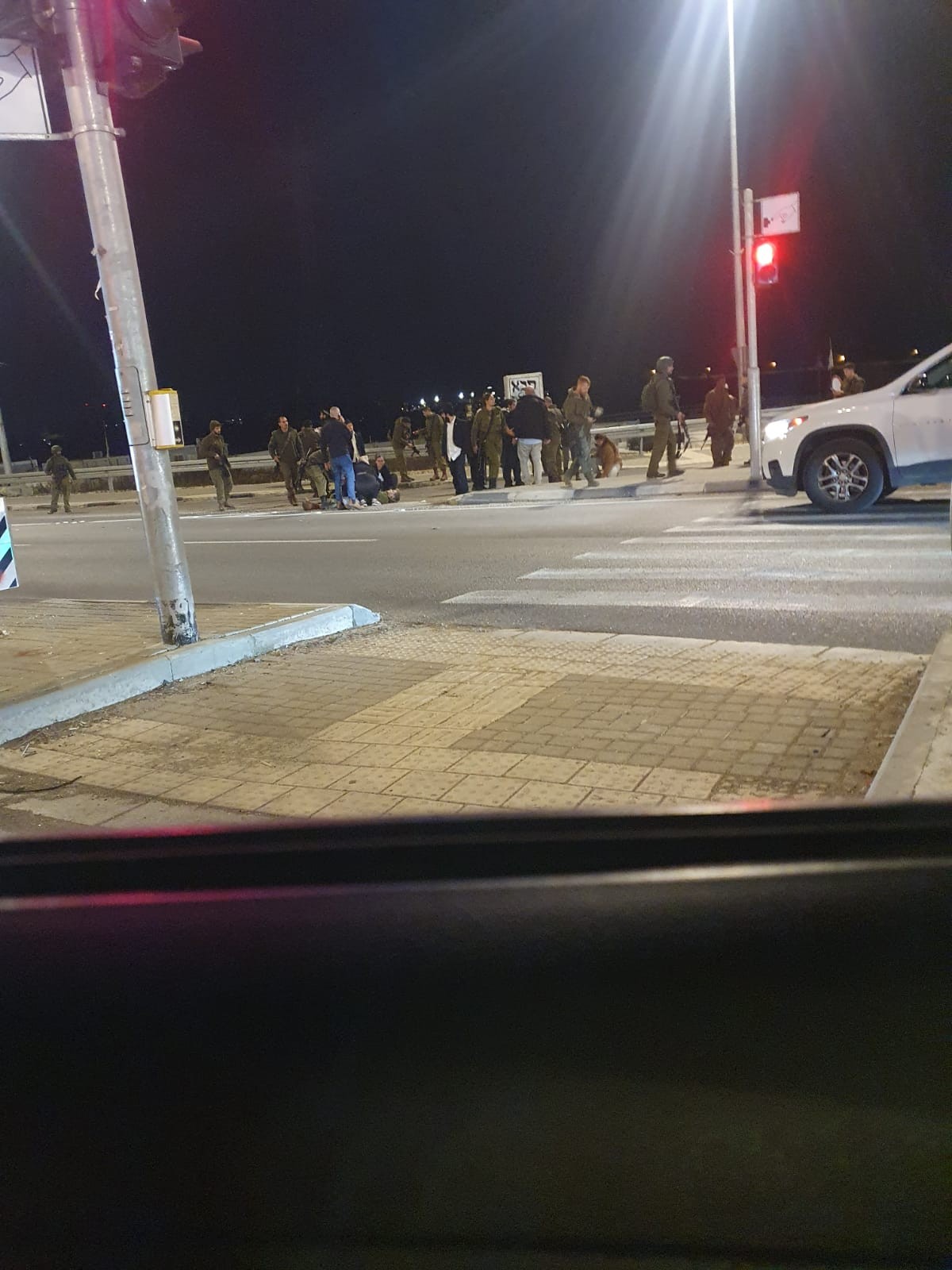 חשד לפיגוע דריסה בצומת הגוש, חייל אחד נפצע - המחבל נמלט