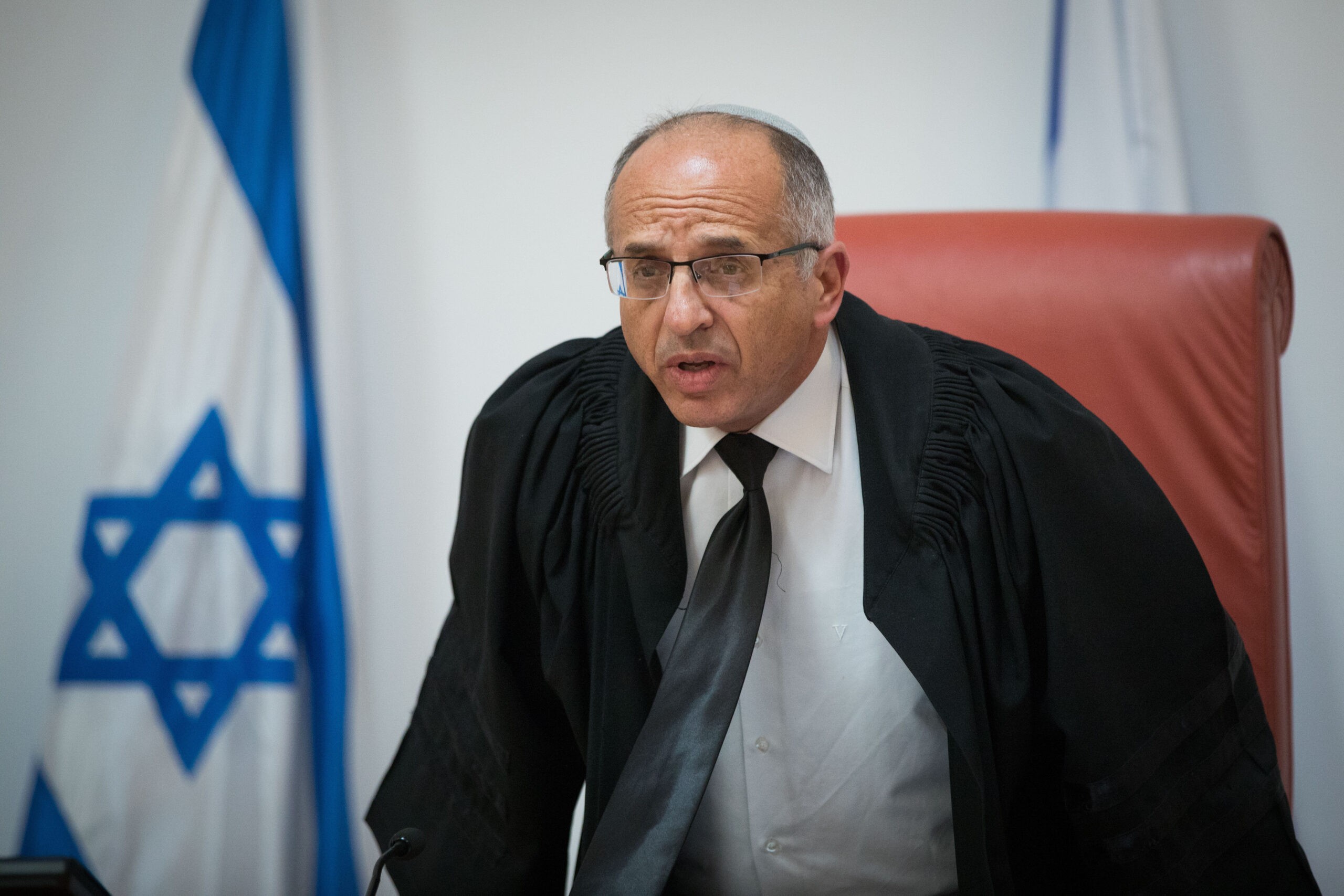 השופטים עזבו את הוועדה לבחירת שופטים במחאה על זימון המומחים