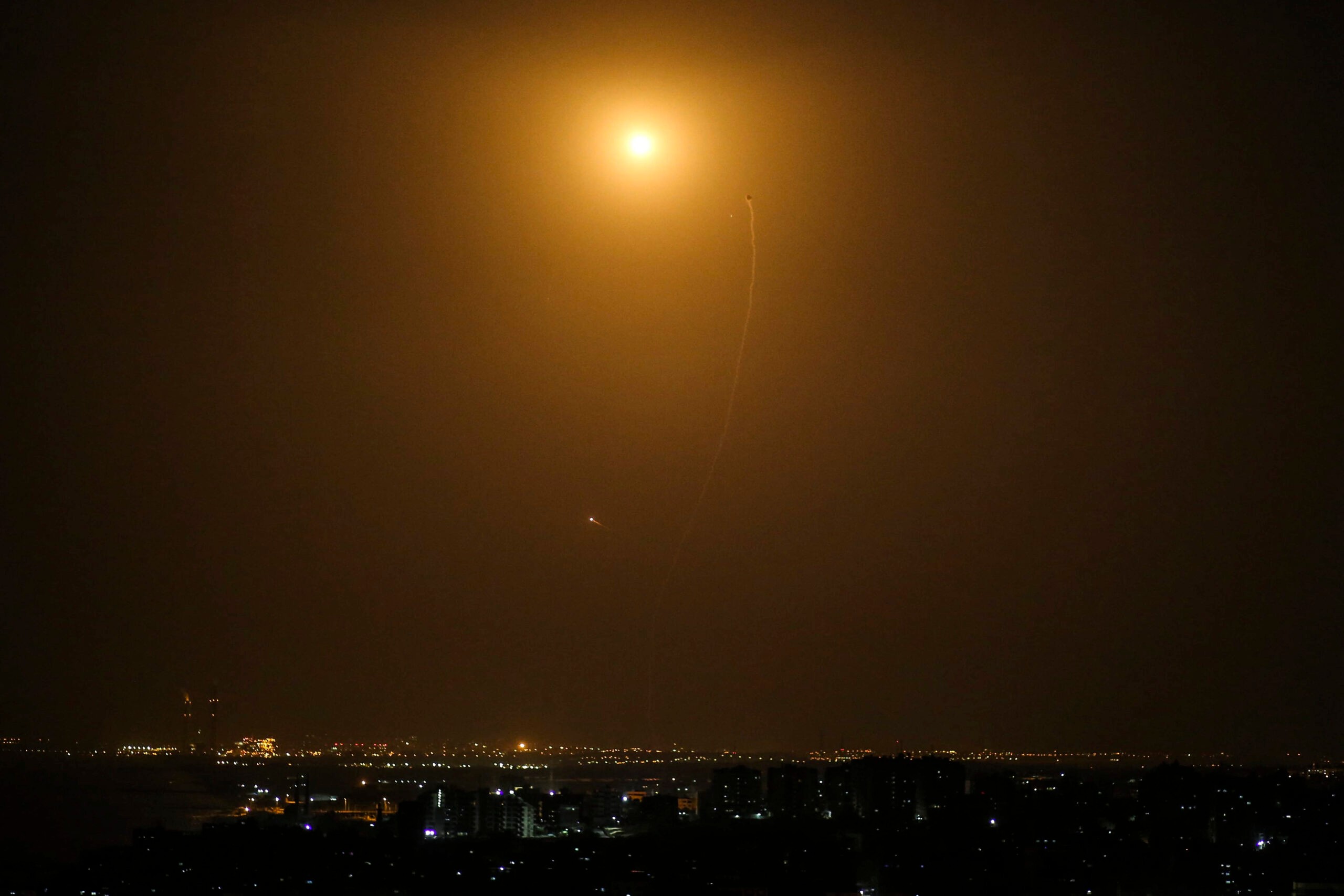תיעוד: המיירטים מפספסים את הטיל הבליסטי - שנוחת בעוצמה ביפו