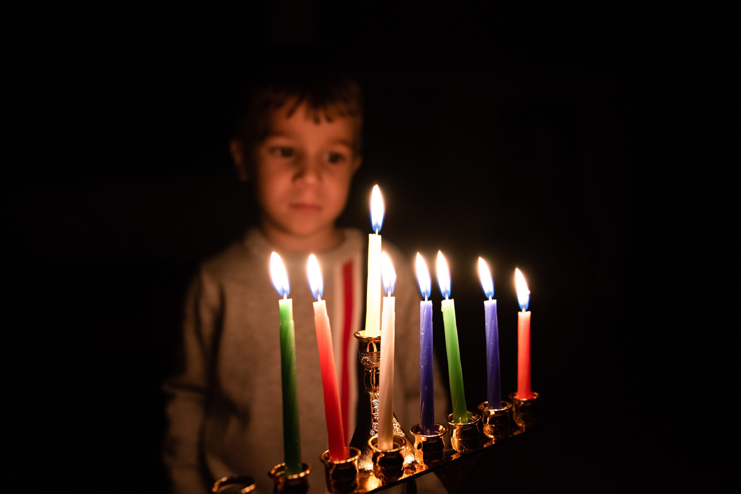 רגע לפני הדלקת החנוכיות: כללי הבטיחות שכל הורה חייב לדעת