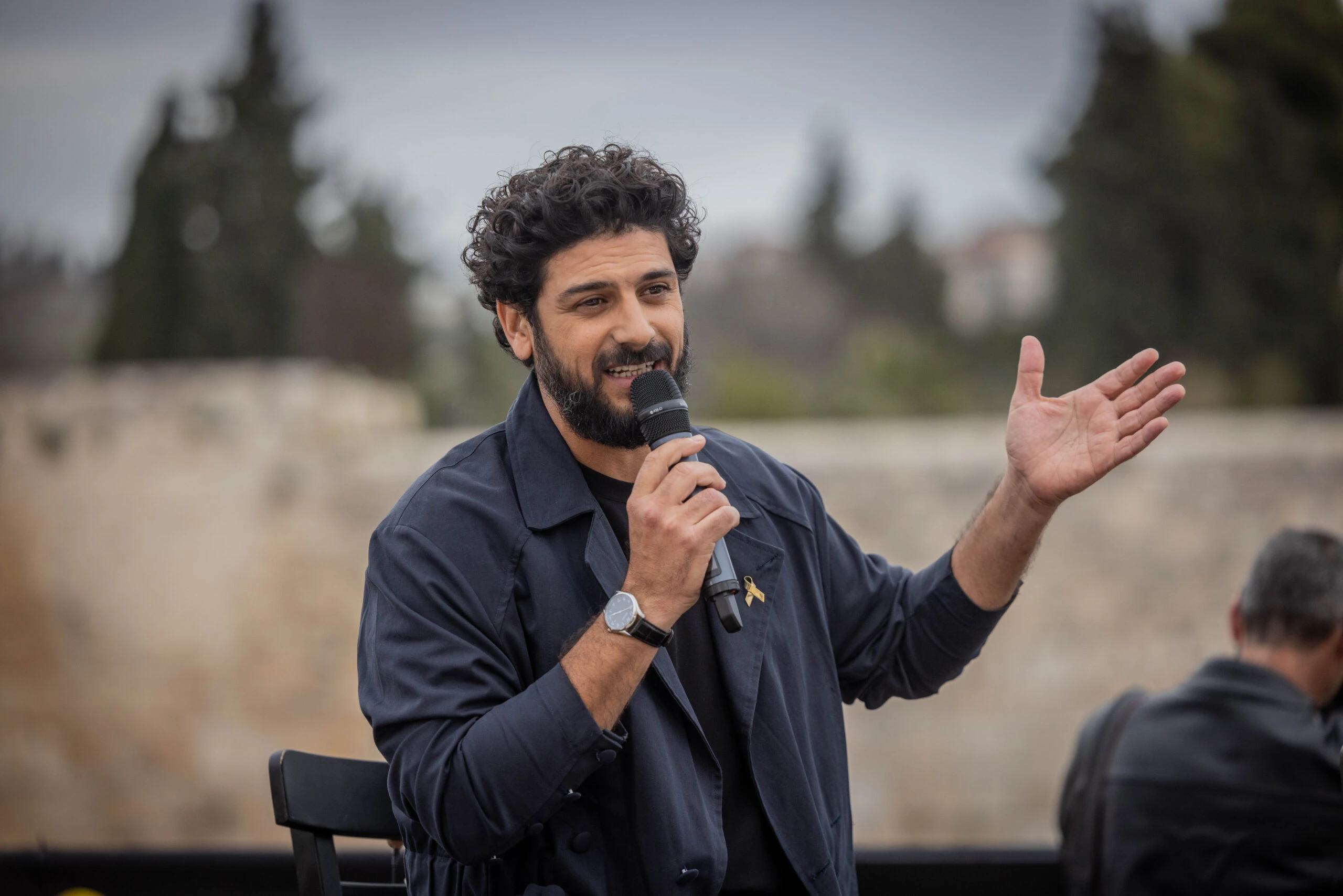 "עושה את העבודה לבורא": אביב אלוש מגיב לסערה סביב חב"ד