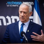 גנץ מאשים: נתניהו מחבל במשא ומתן להשבת החטופים