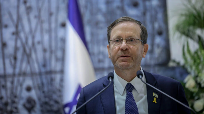 לאחר המהומות מחוץ לכנסת: הרצוג ביקש לחזק את המשפחות השכולות
