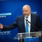 סערת הגרי: ליברמן תומך בהכנסת פוליטיקה לצבא ותוקף את הלוי