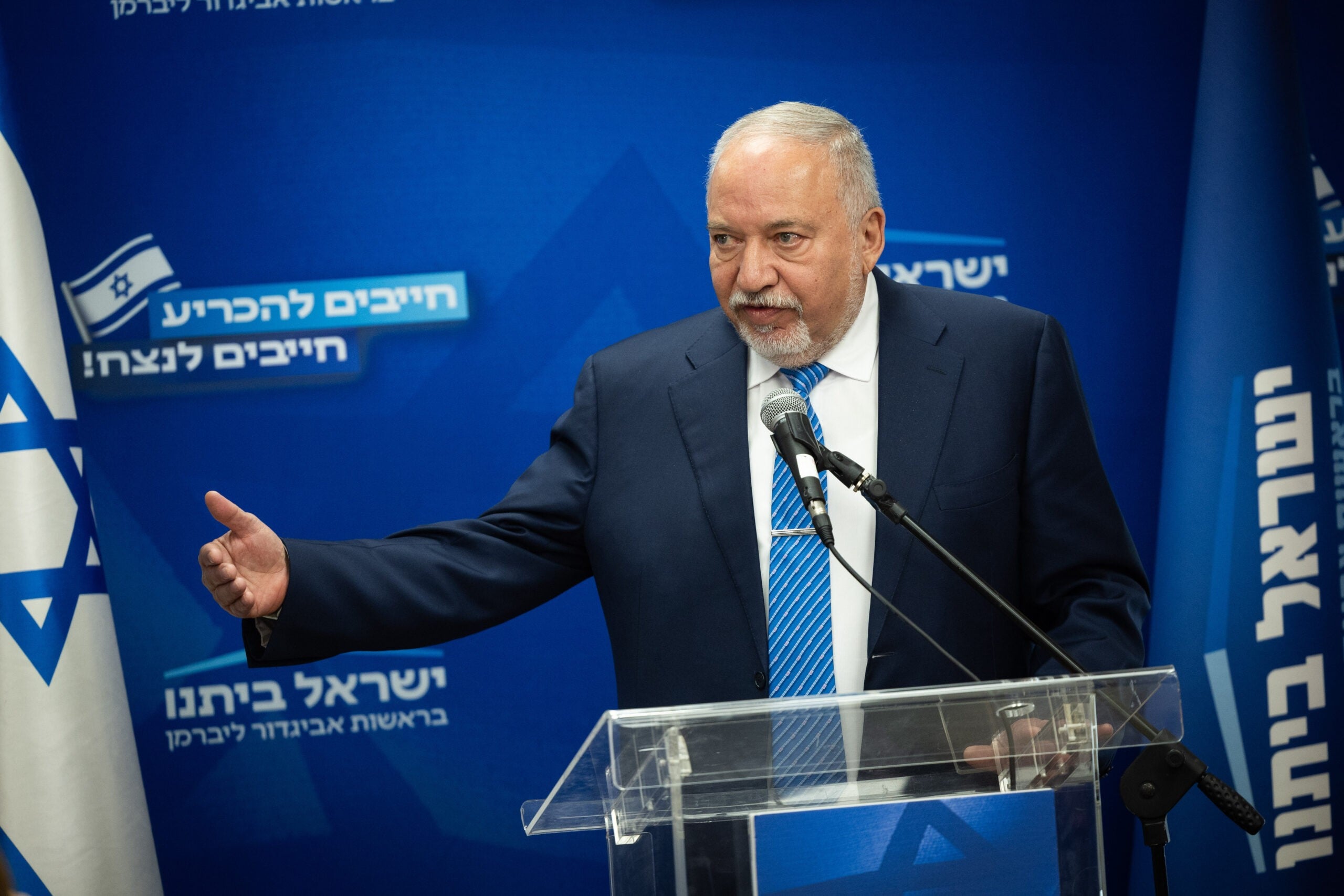 סערת הגרי: ליברמן תומך בהכנסת פוליטיקה לצבא ותוקף את הלוי